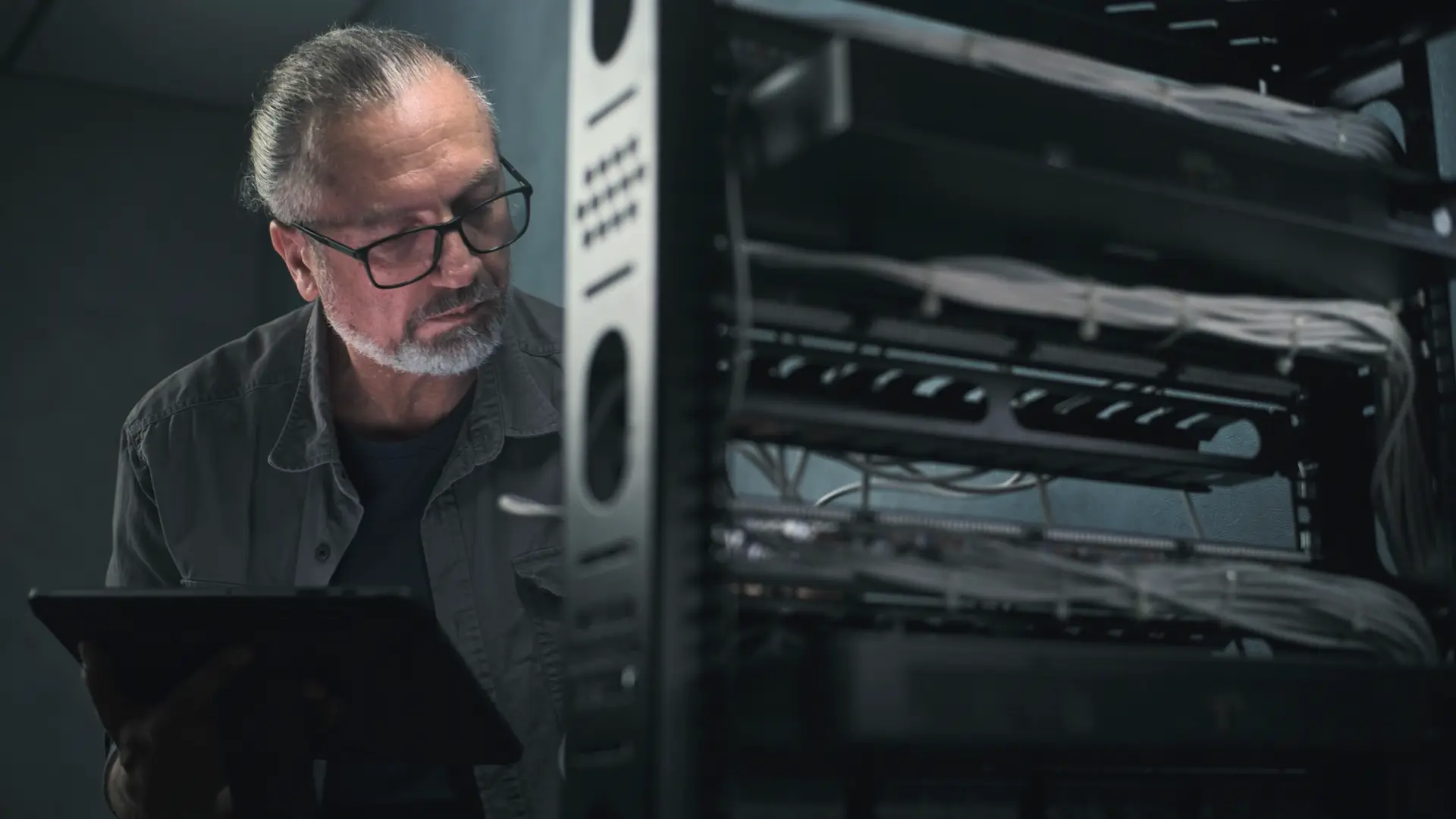 Ein Techniker prüft einen Serverschrank